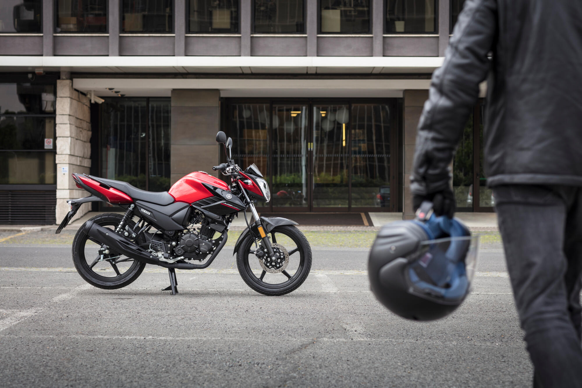 2017-Yamaha-YS125-EU-Power_Red-Static-004-03