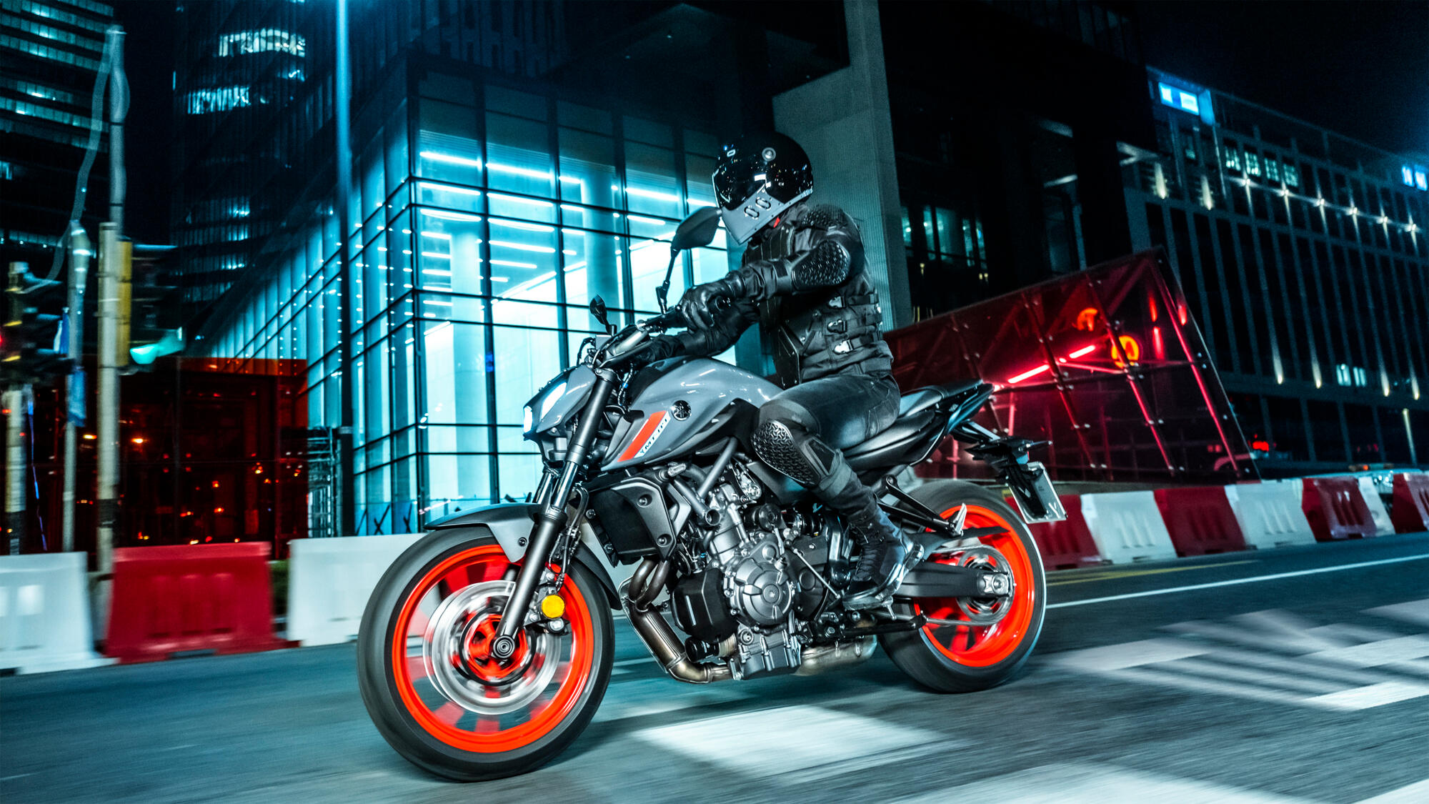 2021-Yamaha-MT07-EU-Storm_Fluo-Action-003-03