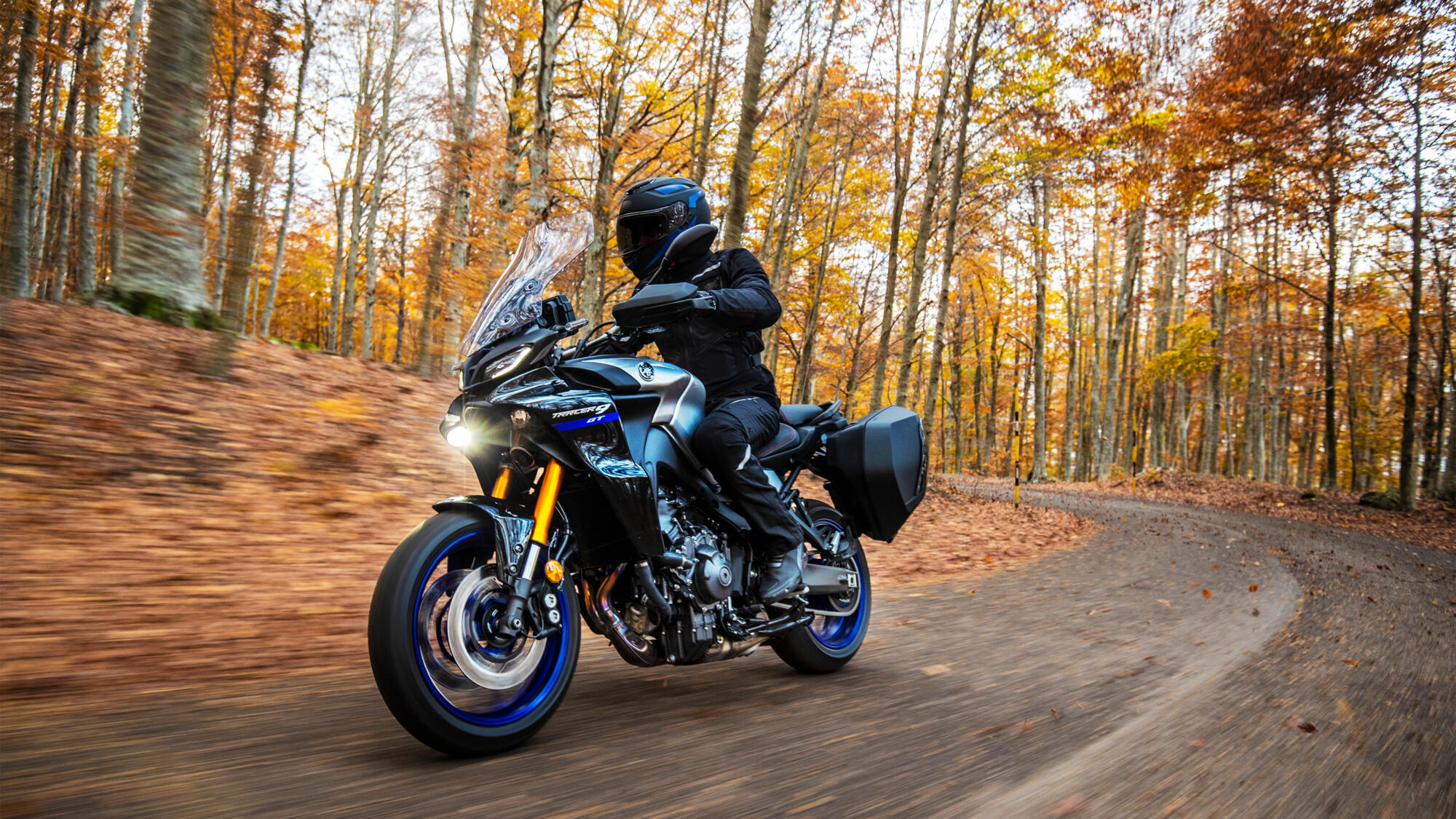 2021-Yamaha-MT09TRGT-EU-Icon_Performance_-Action-003-03